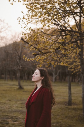 树林草地红色大衣美女图片